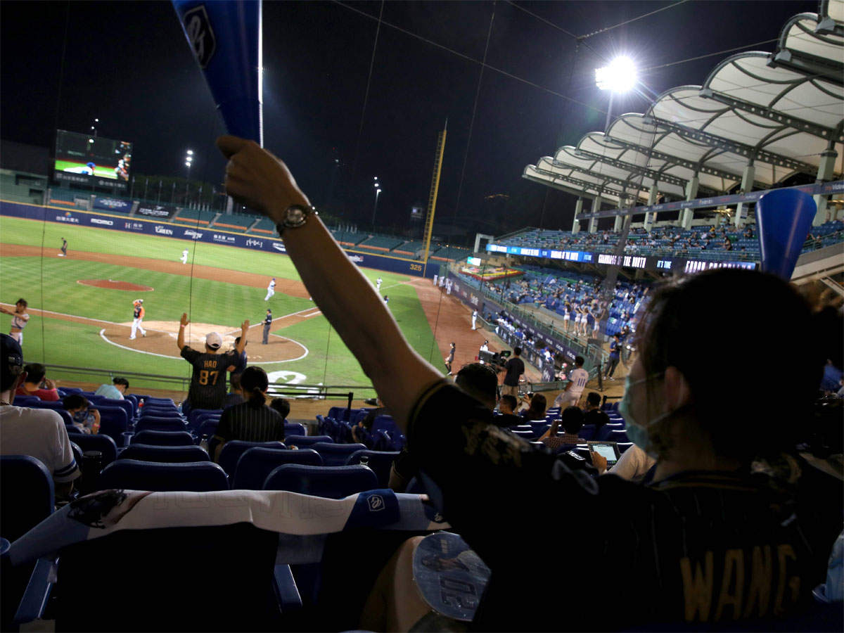 Fans cheer as Sosa returns to baseball