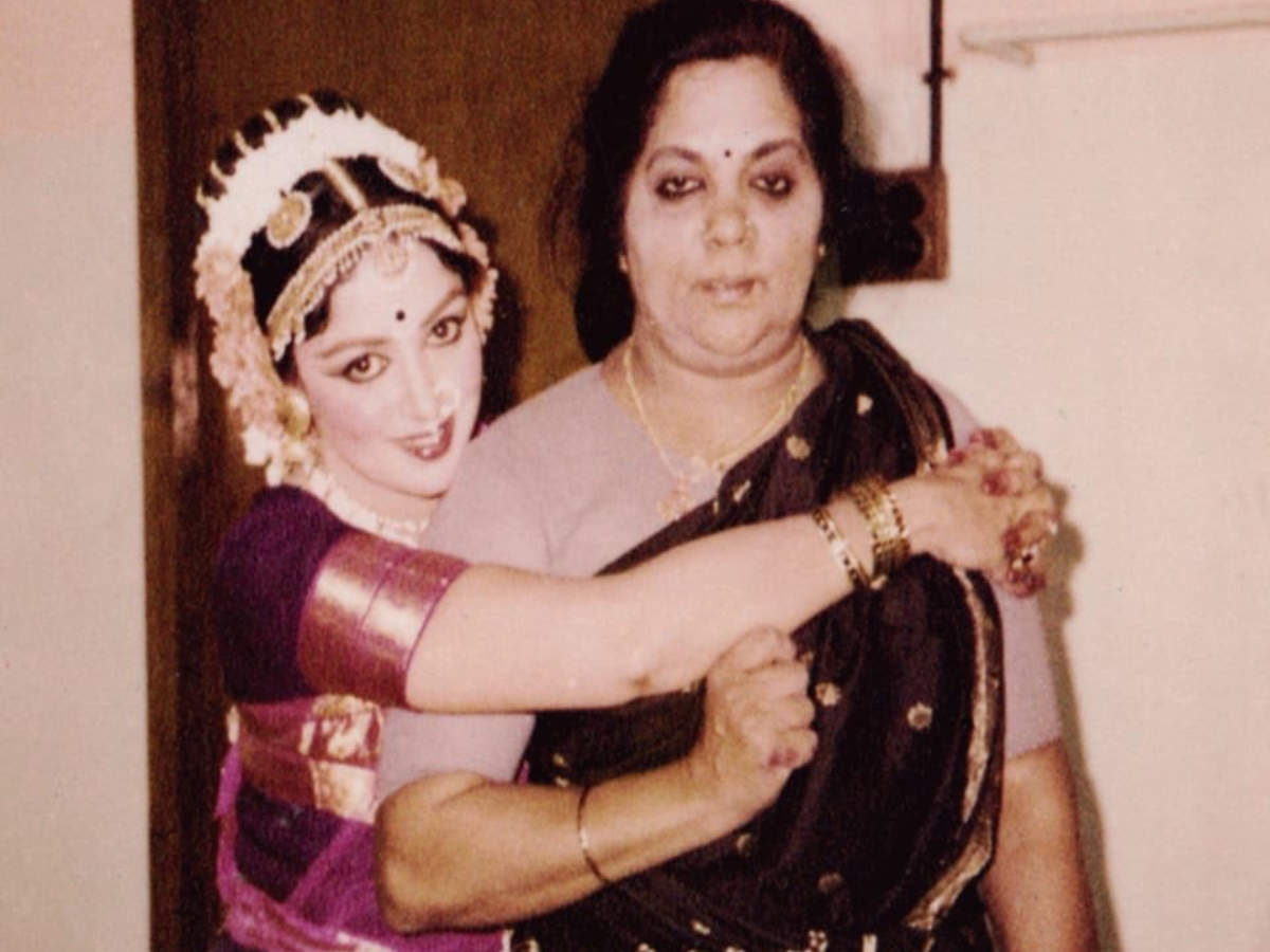 Hema Malini Shares Priceless Throwback Pictures On Mother S Day Hindi Movie News Times Of India Hema malini news, gossip, photos of hema malini, biography, hema malini boyfriend list 2016. hema malini shares priceless throwback