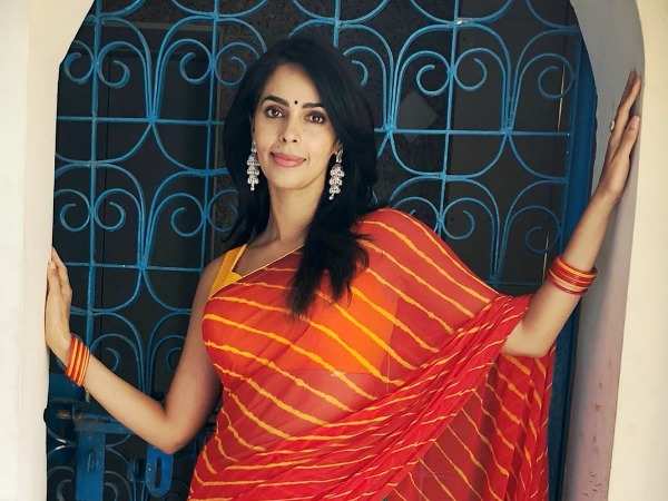 Amid the lockdown, Mallika Sherawat poses in a saree and flaunts her desi avatar