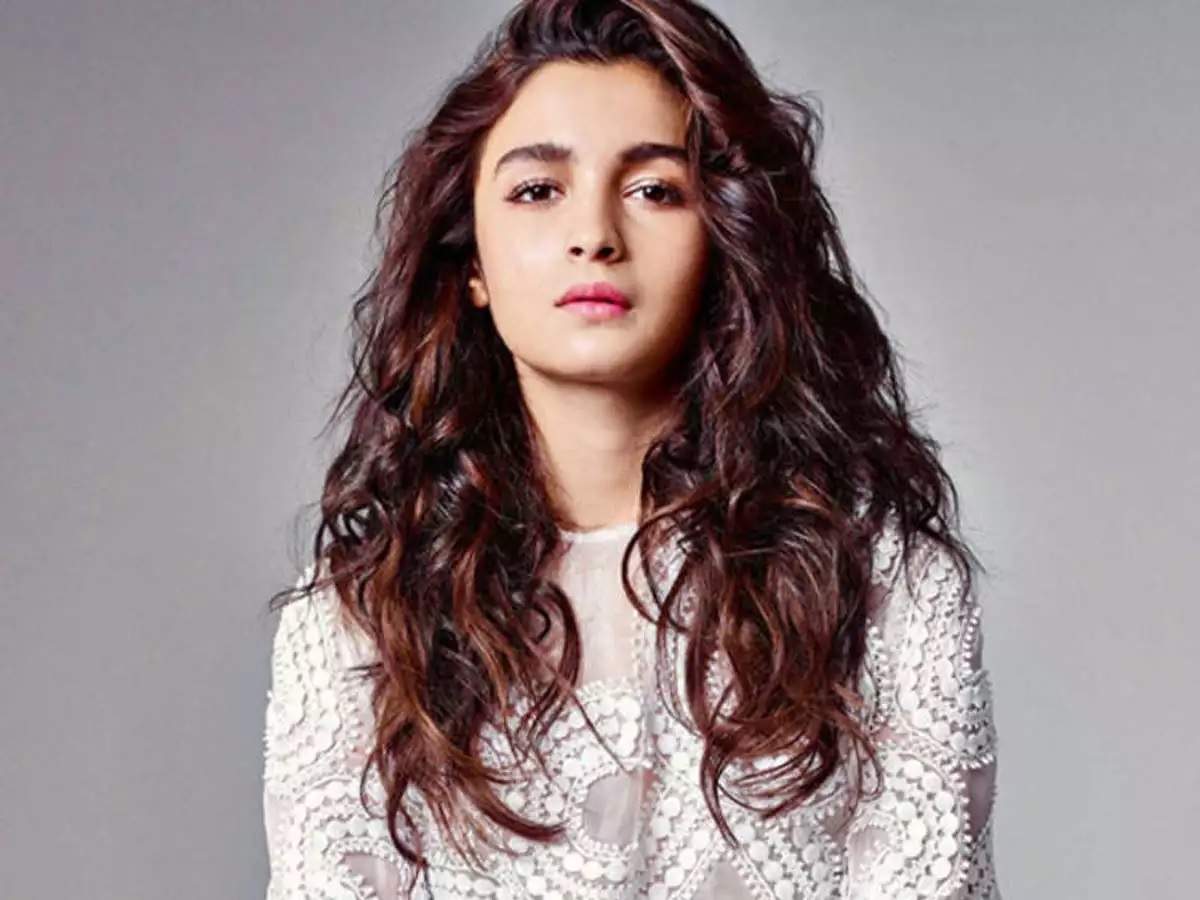 Throwback Tuesday: Alia Bhatt crooning to 'Badrinath Ki Dulhania' song  'Humsafar' in this video is sure to win your heart | Hindi Movie News -  Times of India