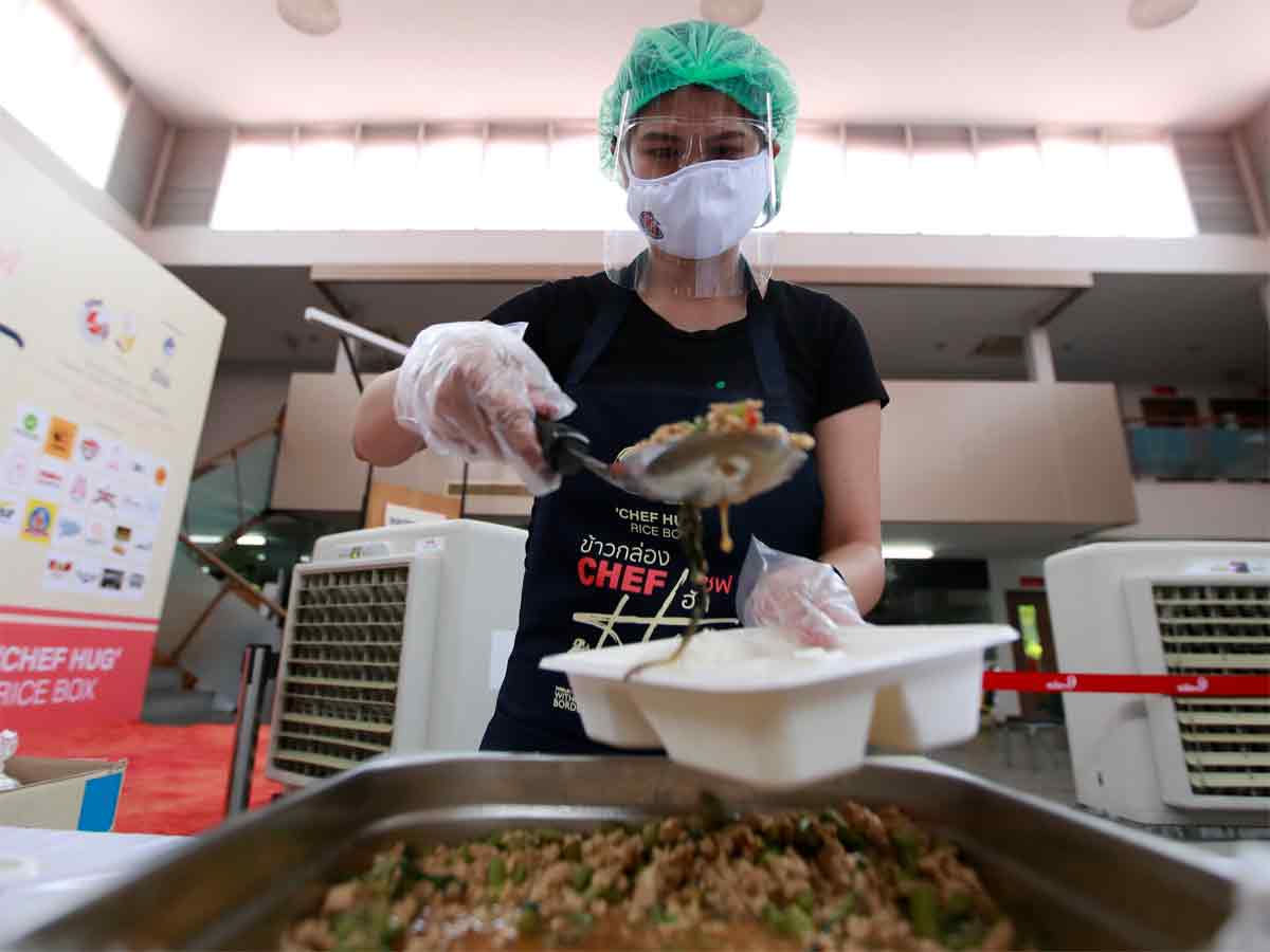 A volunteer prepares free lunch boxes for low-income communities during the coronavirus disease (COVID-19) outbreak in Bangkok on May 13, 2020. (Reuters Photo)