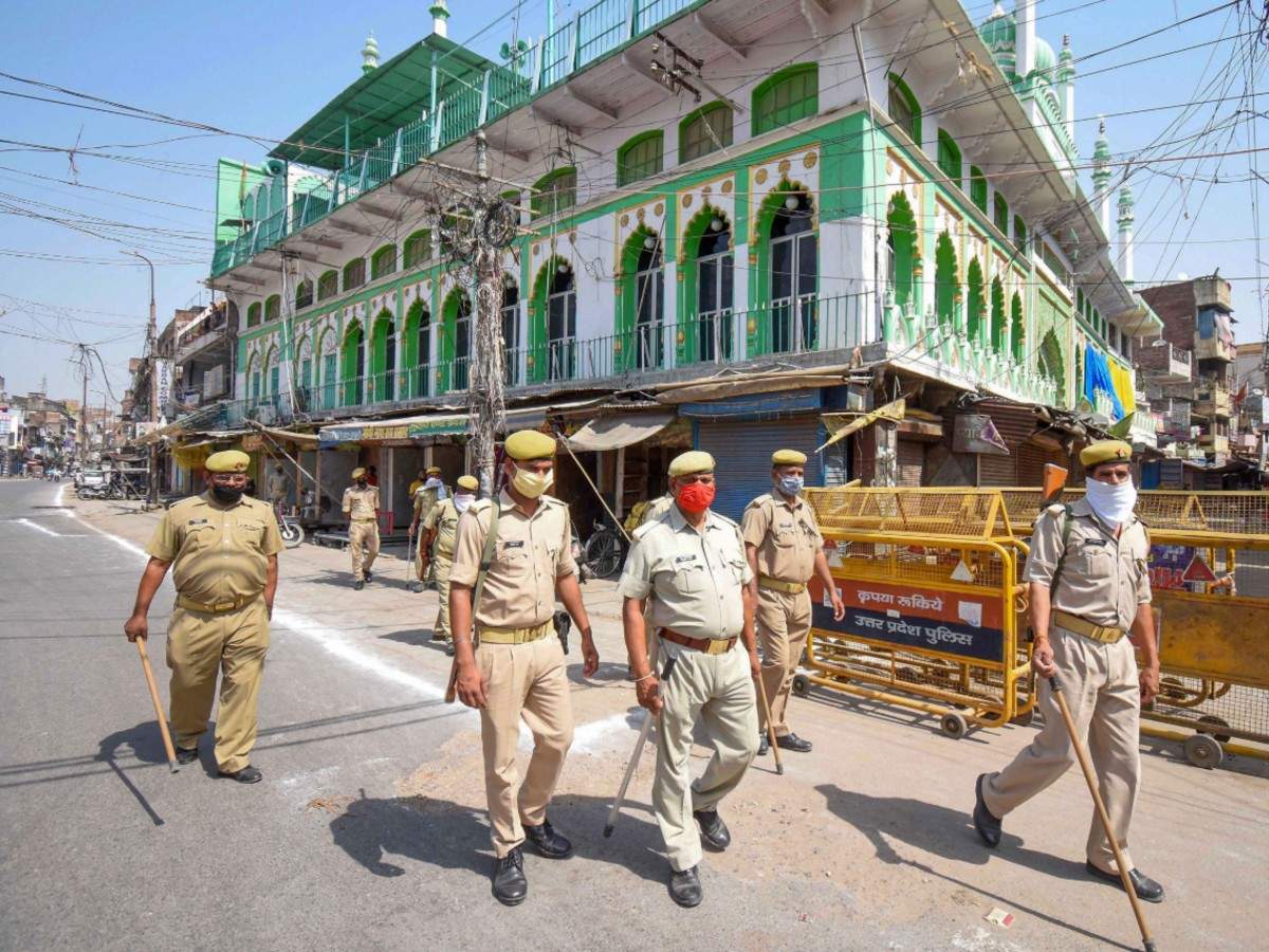 Police personnel keep vigil outside Jama Masjid on the occasion of Eid-ul-Fitr festival (PTI photo)