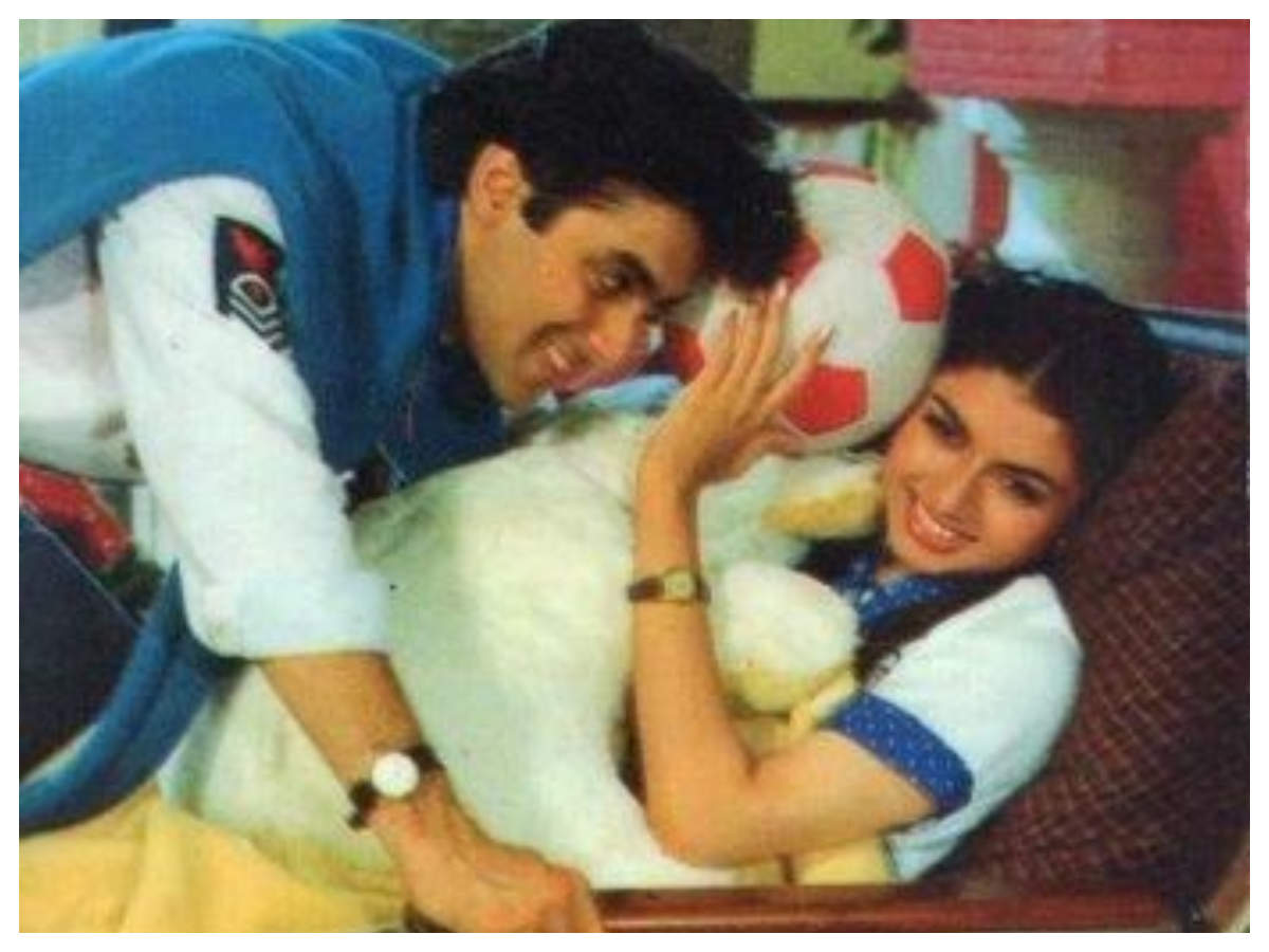 Throwback Thursday: THIS is what Bhagyashree did to avoid link-up stories  with Salman Khan on the sets of 'Maine Pyaar Kiya' | Hindi Movie News -  Times of India