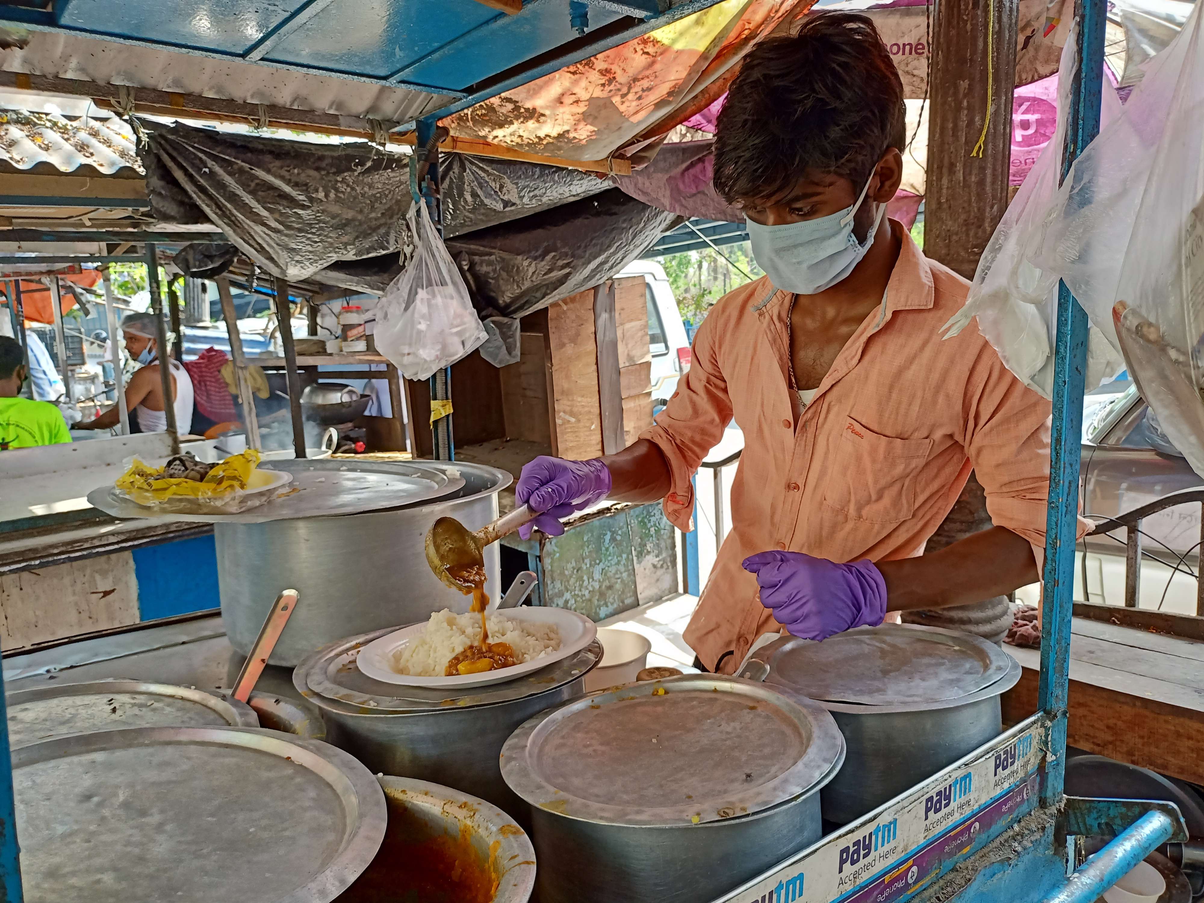 Masks, sanitisers and DIY kits: Street food vendors get their first taste of new normal | Kolkata News - Times of India
