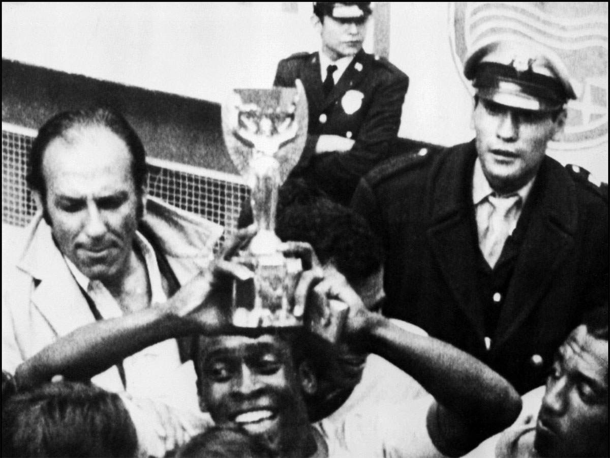 Pele smiles as he holds aloft the Jules Rimet Cup after Brazil beat Italy 4-1 in the World Cup final in Mexico City on June 21, 1970. (AFP Photo)