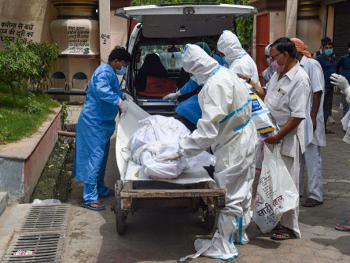 Health workers and family members carry the mortal remains of a man, who died of Covid-19 at Lok Nayak Hospital, in New Delhi (PTI Photo)