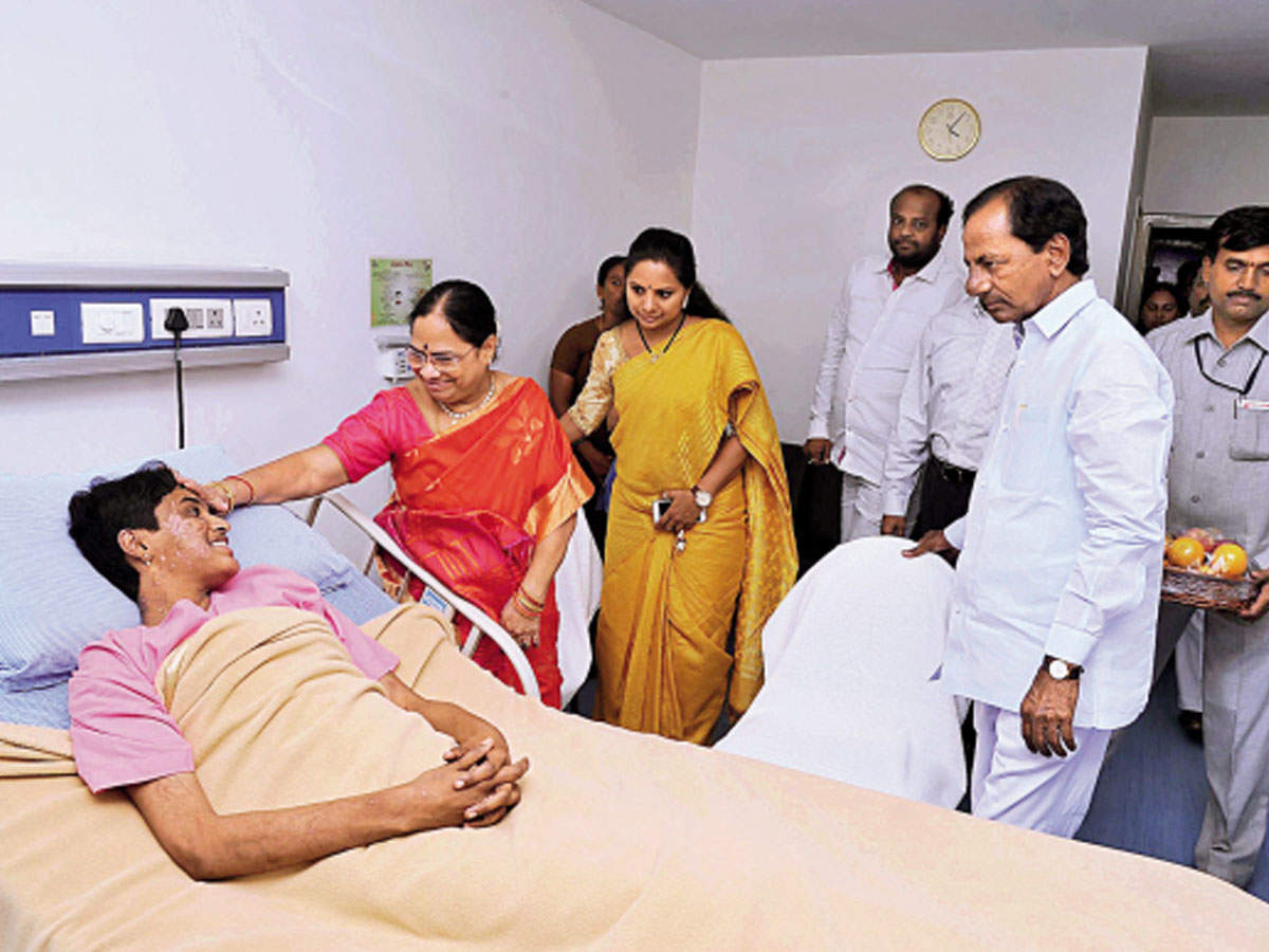 CM KCR and his family with Pratyusha in the hospital in 2015