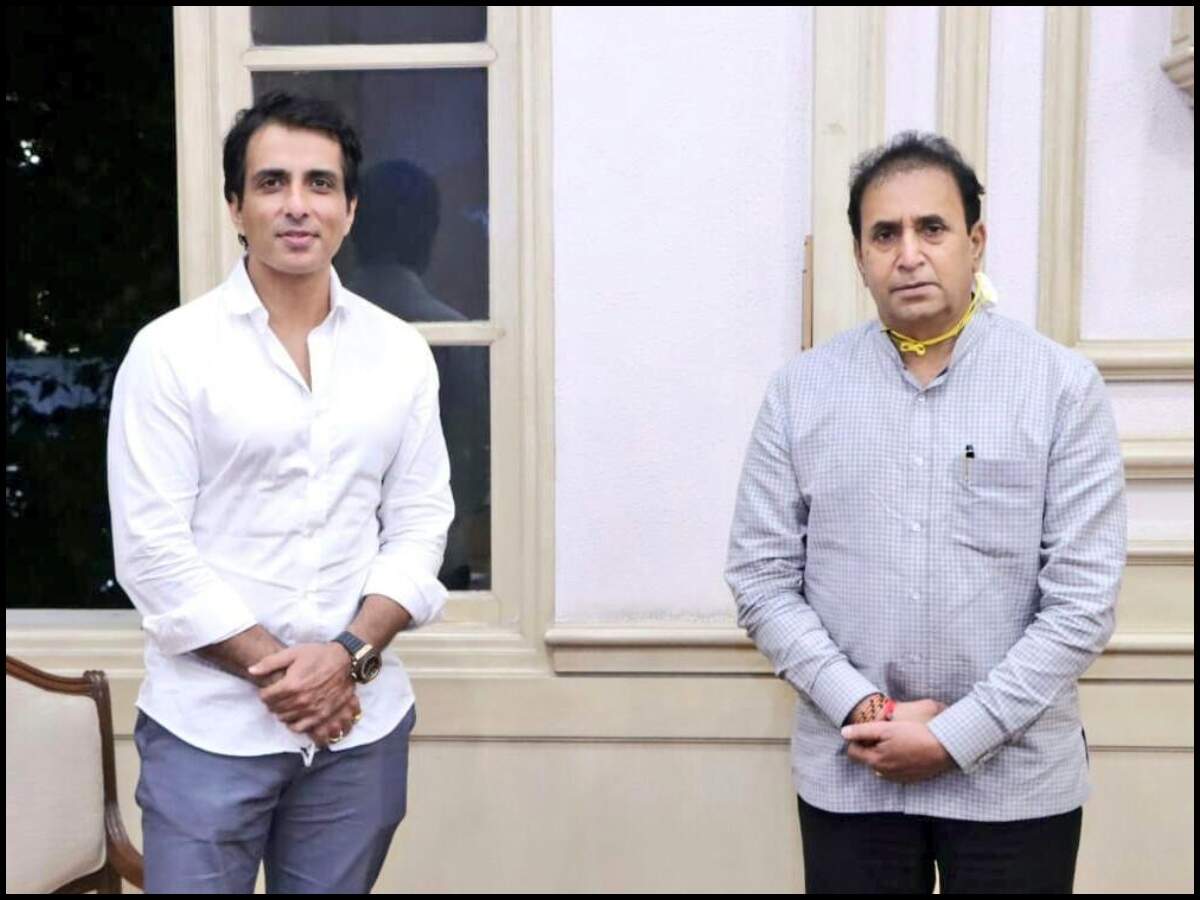 Sonu Sood Contributes 25 000 Face Shields To Police Personnel Calls Them Real Heroes Hindi Movie News Times Of India