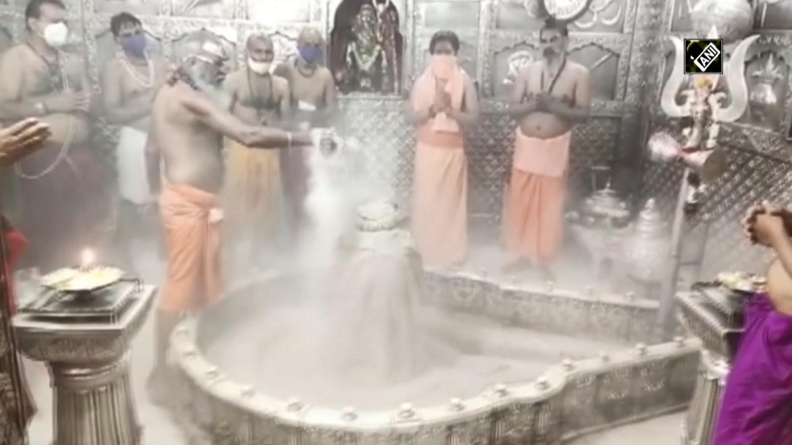 Watch Bhasma Aarti Of Lord Shiva Performed At Ujjain S Mahakaleshwar Temple News Times Of India Videos