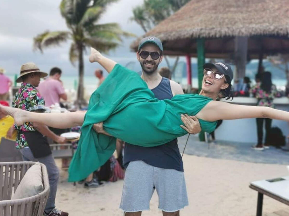 Kahaan Hum Kahaan Tum fame Karan V Grover wishes girlfriend Poppy Jabbal  with this quirky note on her birthday - Times of India