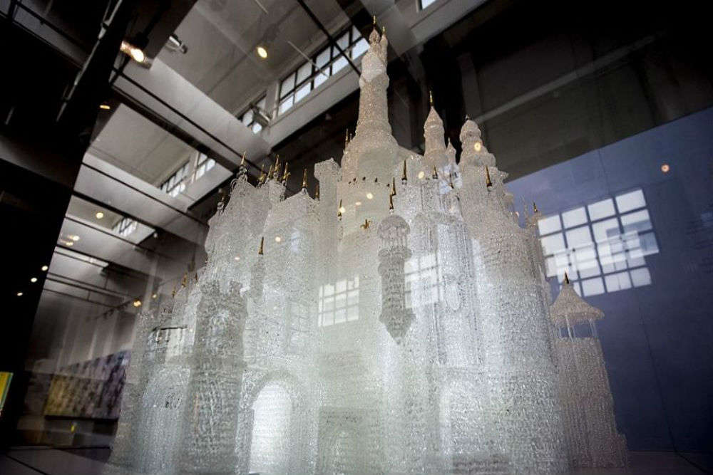 Two kids accidentally break the exquisite Disney castle worth $64000 in Shanghai Glass Museum