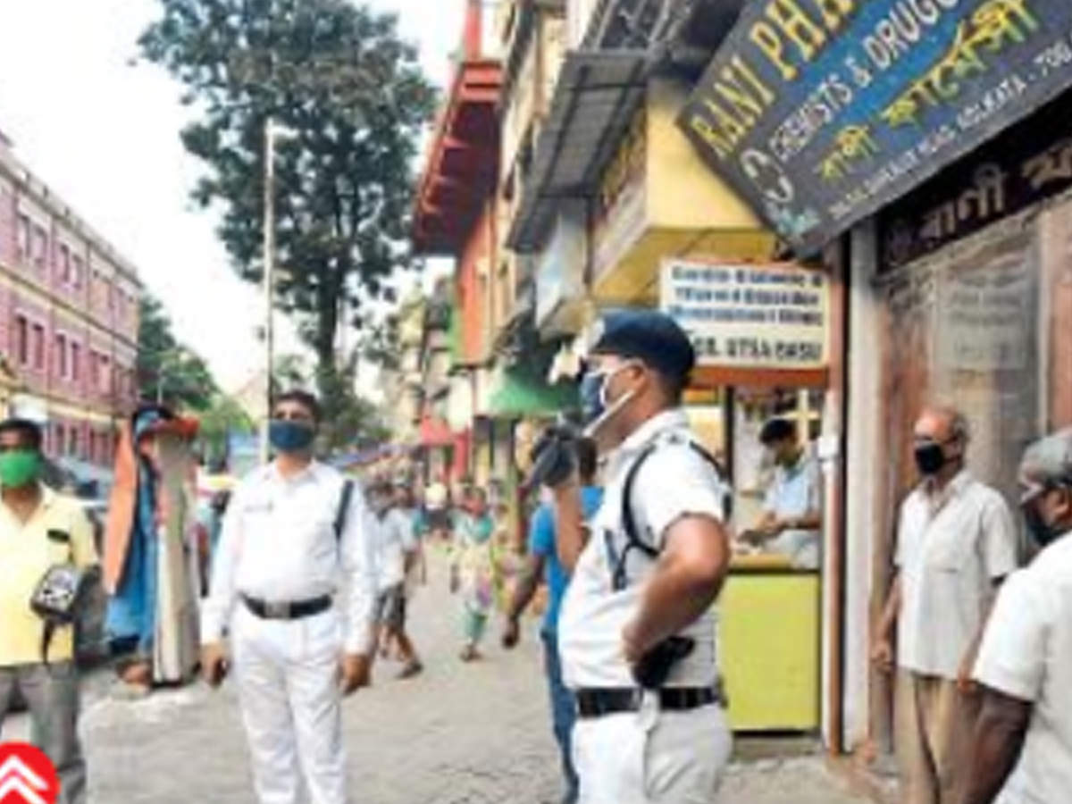 Cops make an announcement about Saturday’s lockdown in the Janbazar area on Friday