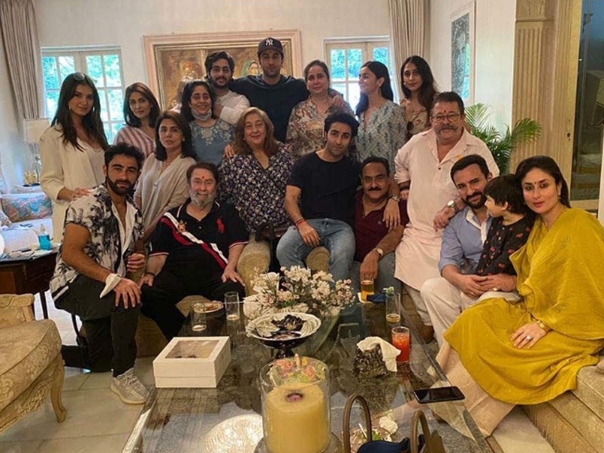 Alia Bhatt-Ranbir Kapoor, Kareena Kapoor-Saif Ali Khan join the Kapoor  family for special Raksha Bandhan lunch | Hindi Movie News - Times of India