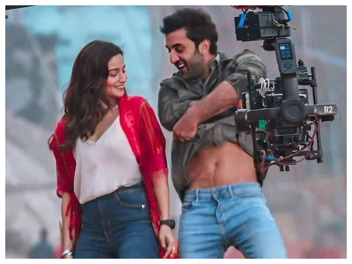 Check out the BTS pictures of Ranbir Kapoor shooting for the latest Oppo ad  : Bollywood News - Bollywood Hungama