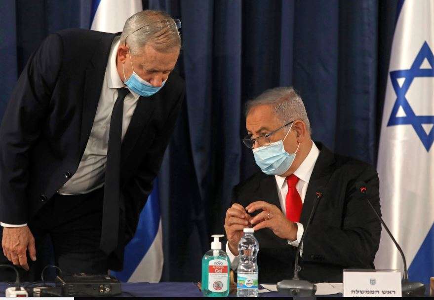 Israeli Prime Minister Benjamin Netanyahu (R) speaks with Defense Minister Benny Gantz (File Photo)
