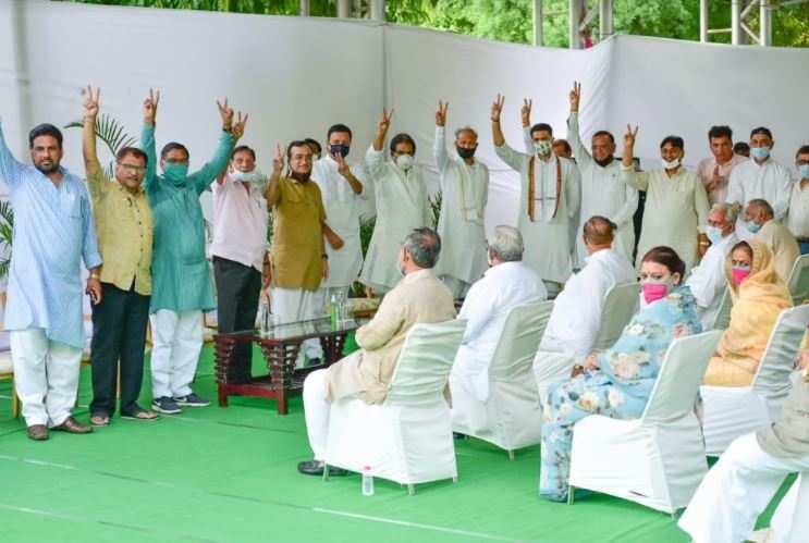 The Congress presented a united front on Thursday, with MLAs loyal to Sachin Pilot also attending the CLP meeting at CM Gehlot's residence