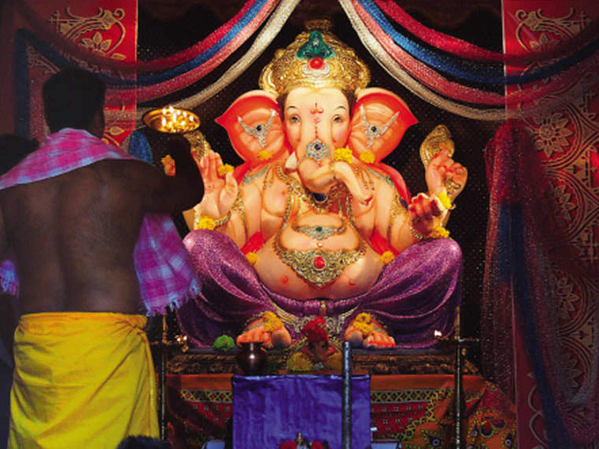 Lucknow: In low-key celebrations, Ganesha to slay Covid in eco ...