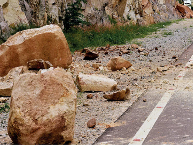  In some places, huge rocks fell on the ground and were smashed into smaller pieces