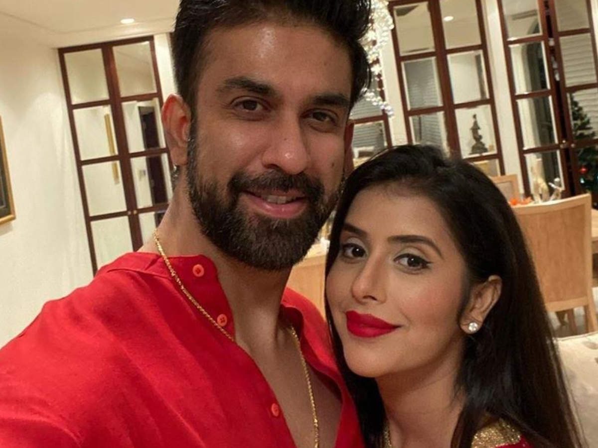 Mere Angne Mein' Charu Asopa calls husband Rajeev Sen 'Byomkesh Bakshi;' his 'possessive' reply will make you wonder if they are really separated? - Times of India