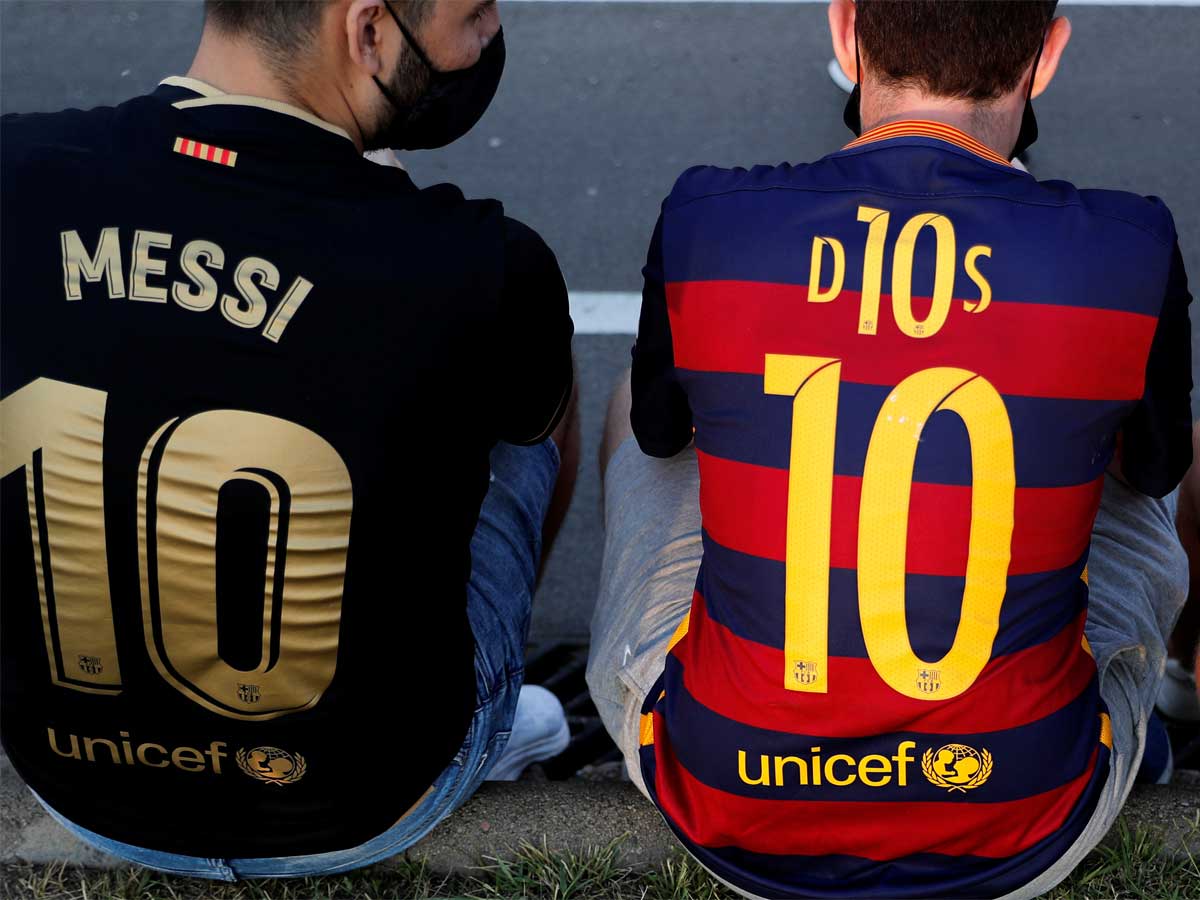 Barcelona fans happy their hero Lionel Messi is staying