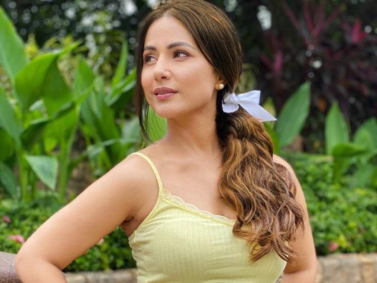 Times most desirable woman Hina Khan poses in yellow; Aamna Sharif calls her &#39;pretty&#39; - Times of India