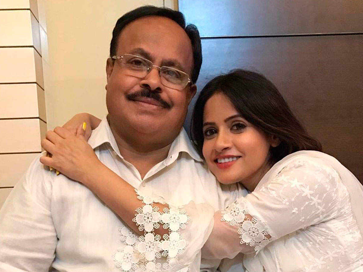 Miss Pooja will release her song 'Papa,' which is dedicated to her late  father.
