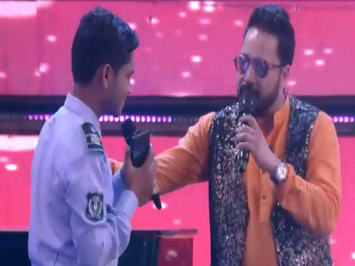 Sa Re Ga Ma Pa Contestant Amit Talukdar S Struggle Leaves Everyone Emotional Judge Mika Singh Gifts His Mobile Times Of India