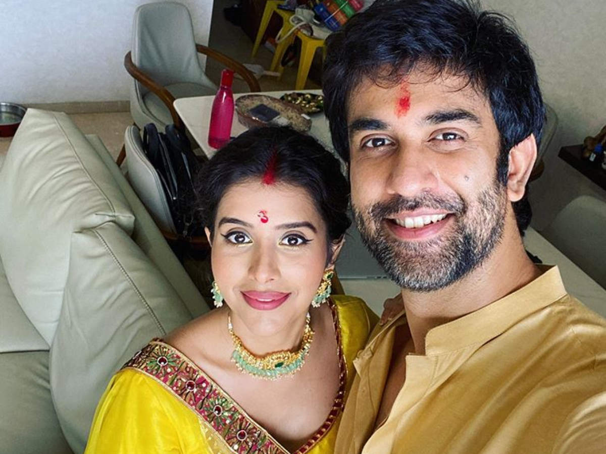 Akbar Ka Bal Birbal actress Charu Asopa and husband Rajeev Sen wish all 'Happy Navratri'; share pics - Times of India