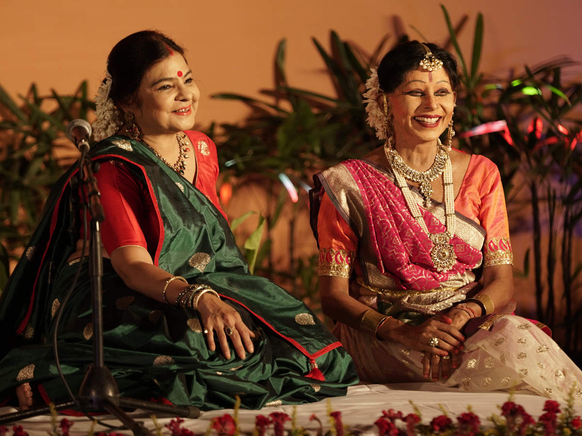 (L-R) A jugalbandi between folk singer Malini Awasthi and Kathak dancer Shovana Narayan made for a breathtaking finale