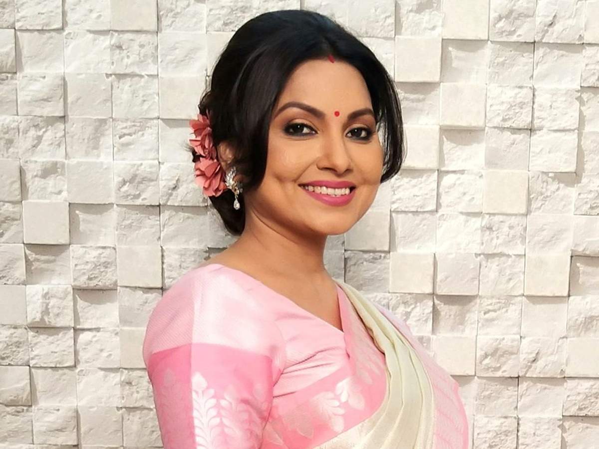 Offering pushpanjali in a traditional saree and bindi makes Ashtami even  more special,” says actress Indrani Dutta - Times of India
