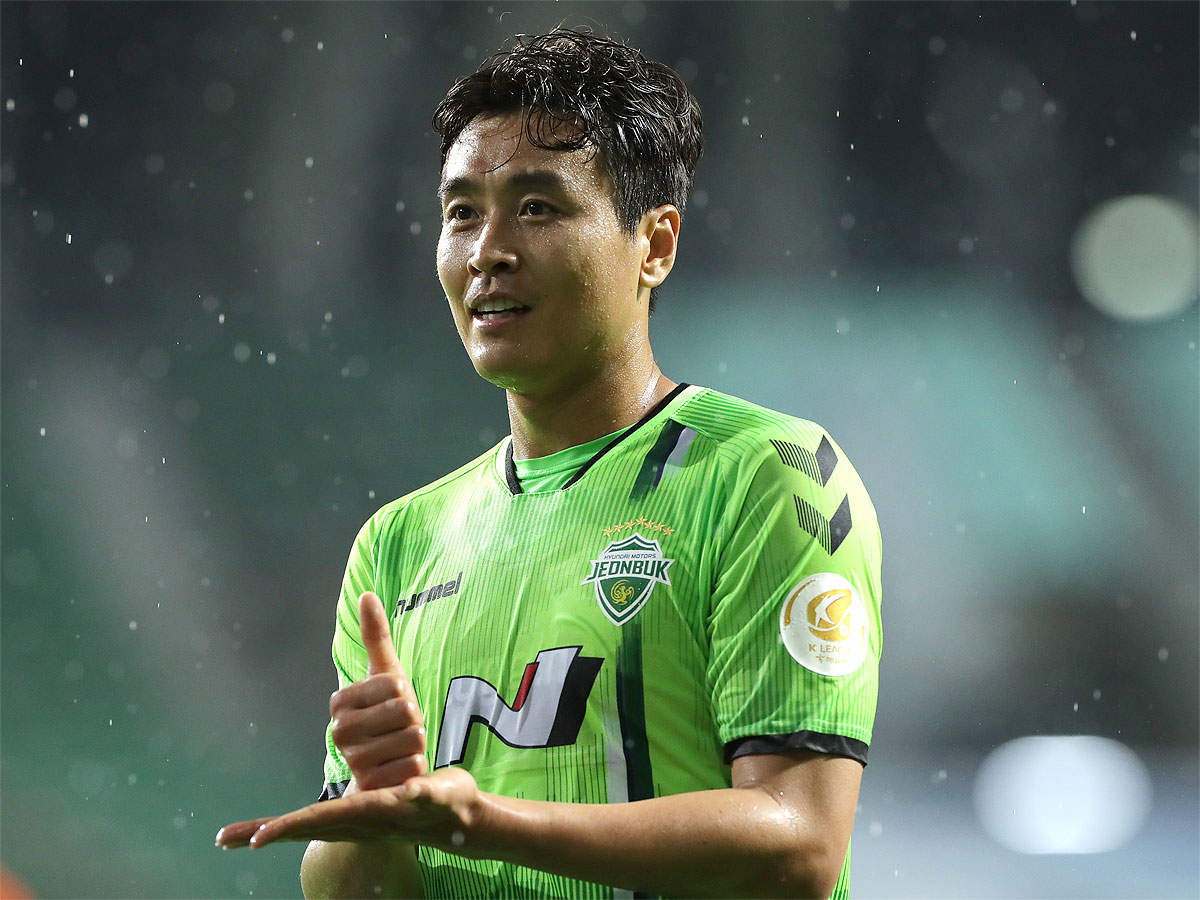 South Korean striker Lee Dong-gook to retire at end of season | Football  News - Times of India