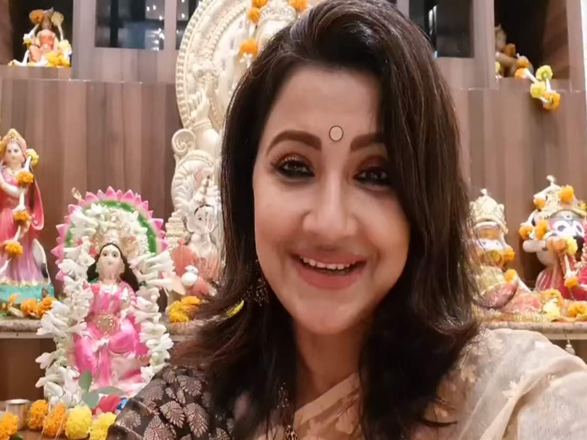 Actress Host Rachna Banerjee Celebrates Lakshmi Puja With Full Enthusiasm Prays For Good Health And A Better Future Times Of India