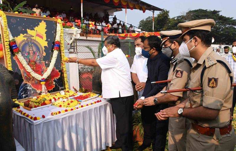 Dharwad district in-charge minister Jagadish Shetar offers floral tribute to Goddess Bhuvaneshwari on Sunday