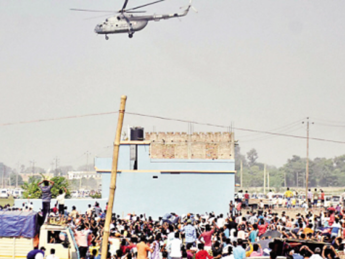 Crowd watches PM Narendra Modi’s chopper as he leaves Samastipur on Sunday