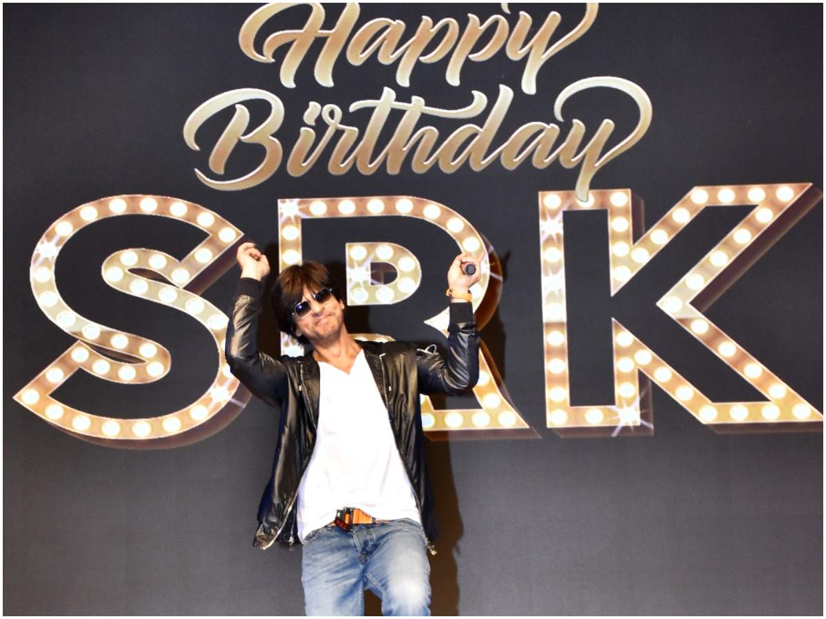 Shah Rukh Khan cuts cake with the scribes on 50th birthday | Entertainment  Gallery News - The Indian Express