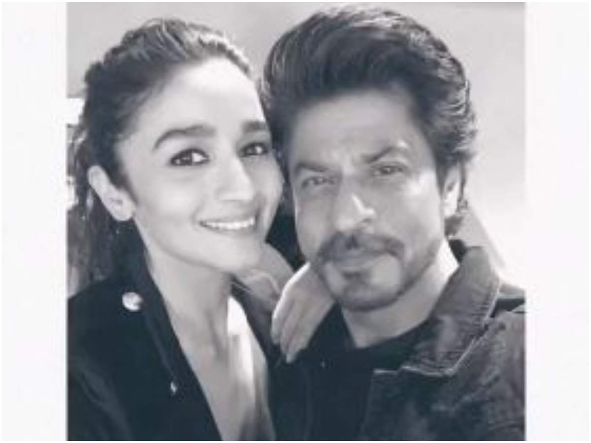 Alia Bhatt shares an adorable birthday post for her 'Dear Zindagi' co-star  Shah Rukh Khan; calls him 'favourite person for life' | Hindi Movie News -  Times of India