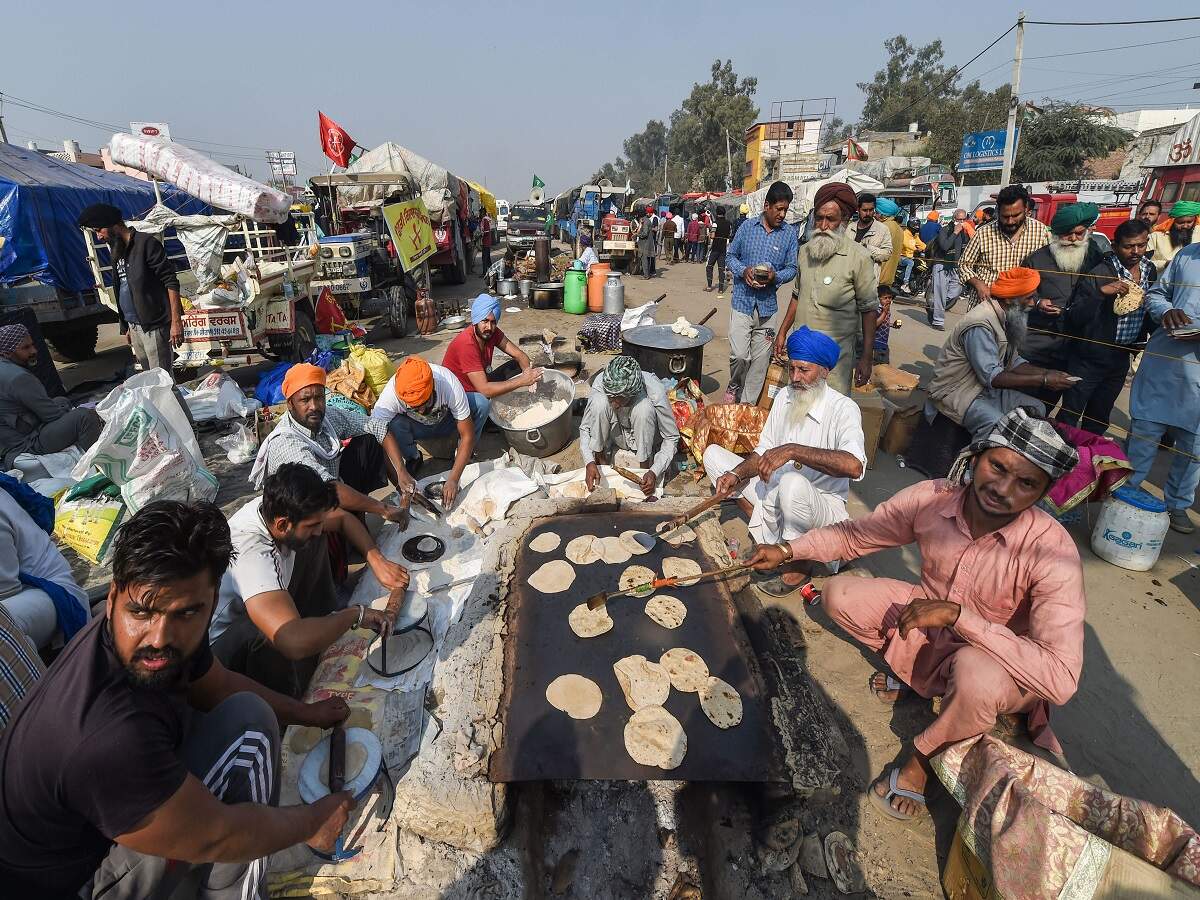 Braving cold, farmers protesting at Delhi's Singhu border say prepared for long haul | Delhi News - Times of India
