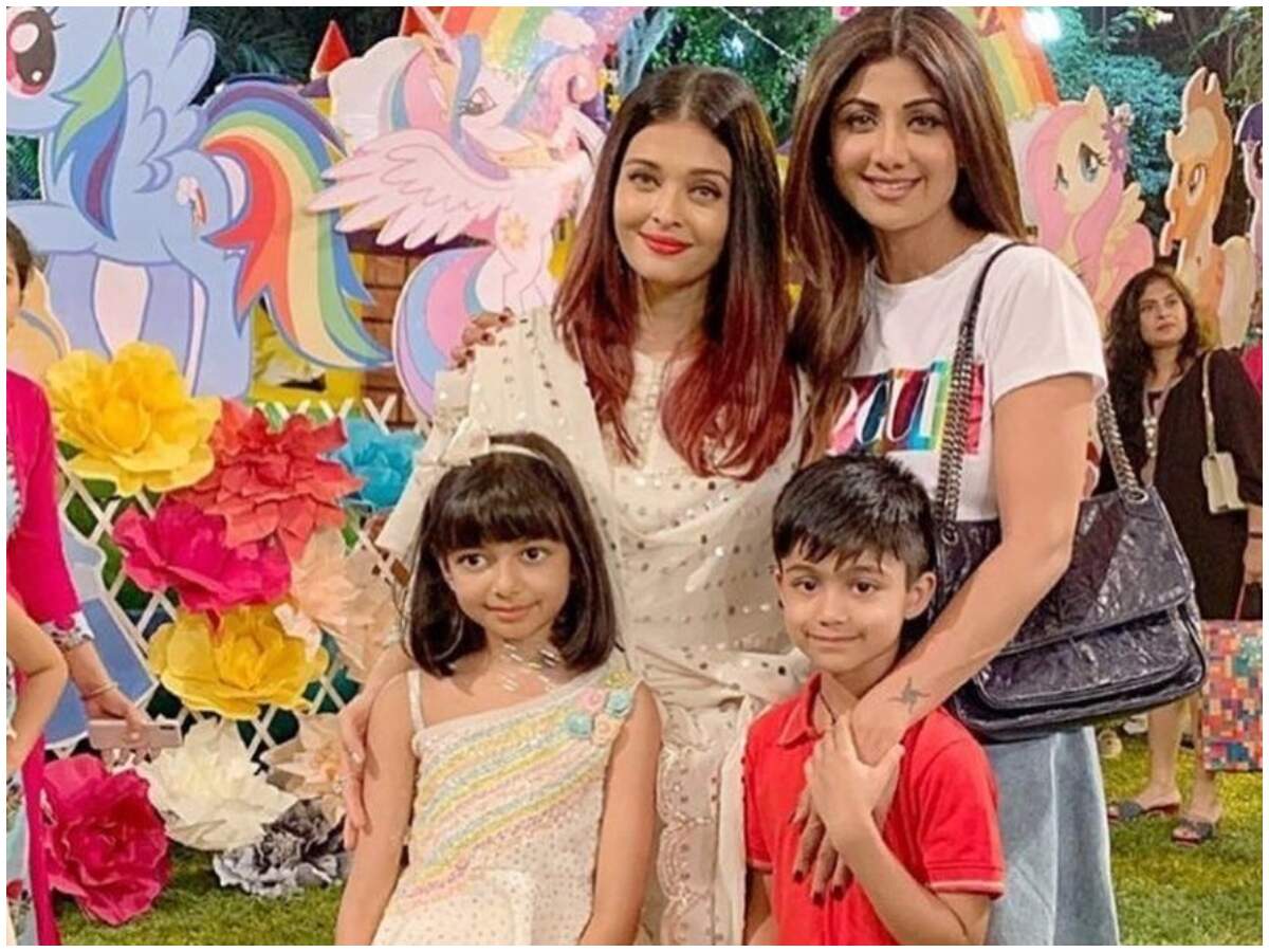 Aishwarya Rai Bachchan poses with her li'l munchkin - The Statesman