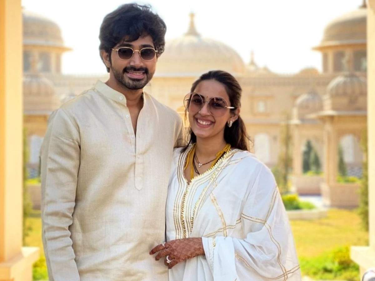 Niharika Konidela and Chaitanya Jonnalagadda get clicked as newly-weds in  Udaipur | Telugu Movie News - Times of India