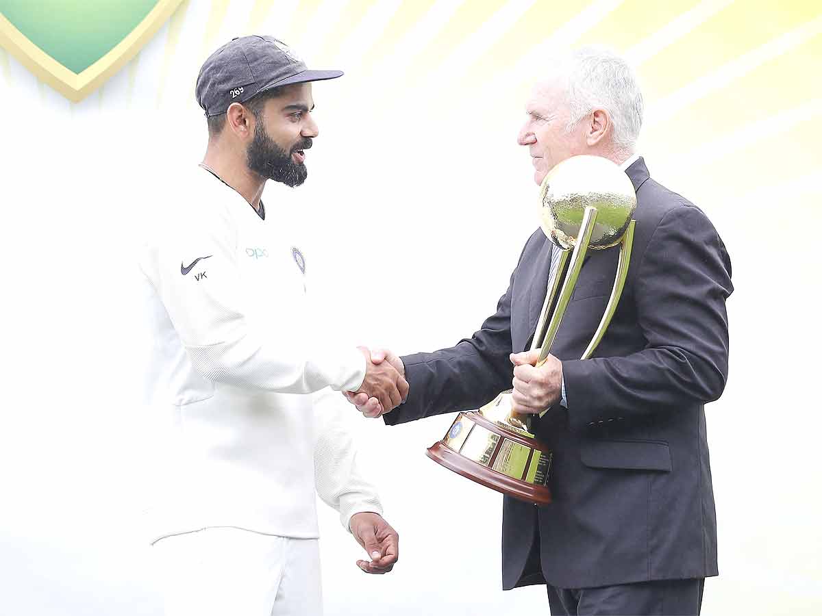 Virat Kohli being presented with the Border-Gavaskar Trophy by Allan Border after India's 2-1 series win against Australia in Sydney (Getty Images)