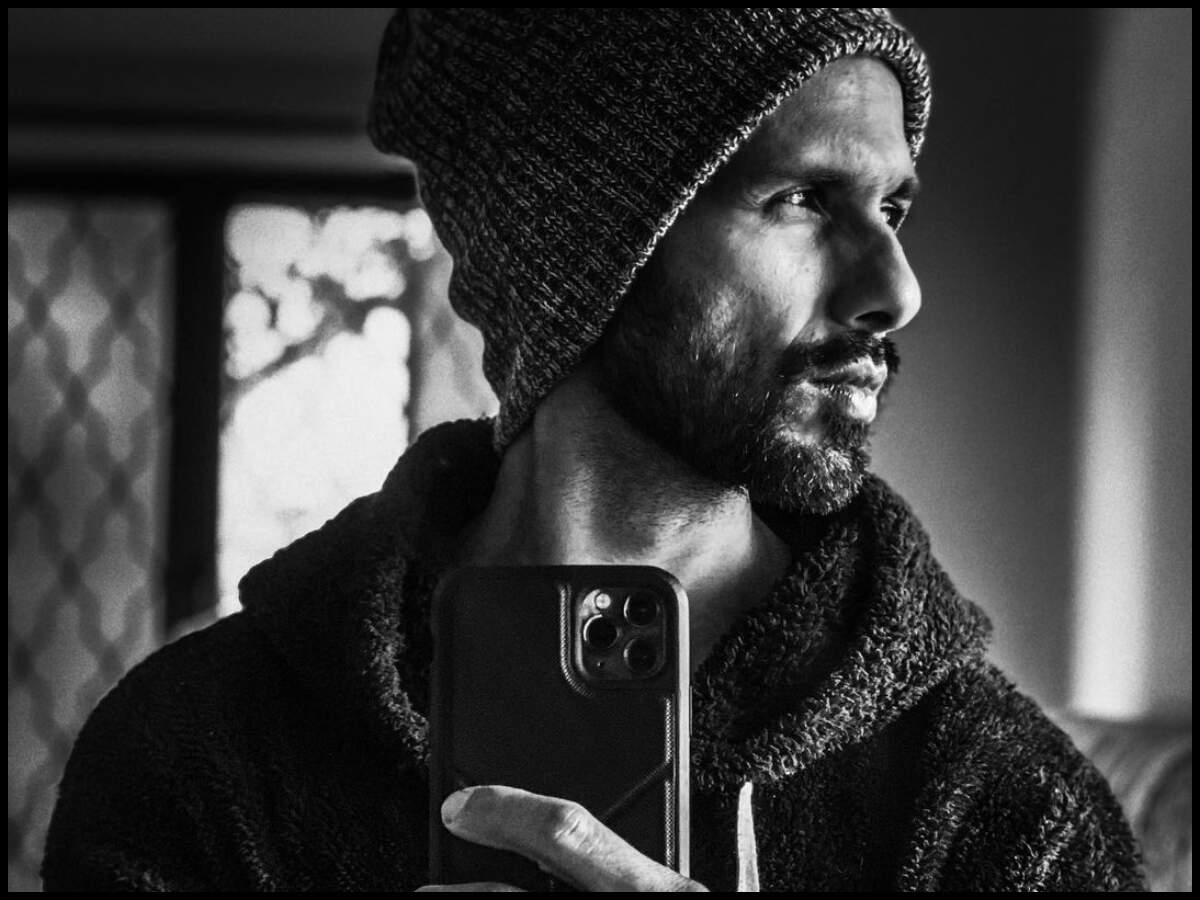 Shahid Kapoor's latest monochrome picture leaves Hrithik Roshan, Siddhant Chaturvedi and Kunal Kemmu mighty impressed | Hindi Movie News - Times of India Shahid Kapoor's latest monochrome picture leaves Hrithik Roshan, Siddhant Chaturvedi and Kunal Kemmu mighty impressed | Hindi Movie News - Times of India
