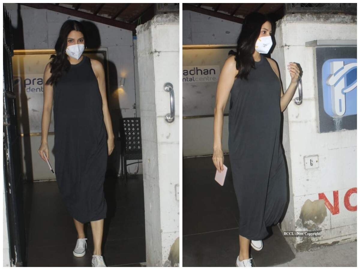 Photos: Mom-to-be Anushka Sharma keeps it casual and comfy as she gets papped outside a clinic in Mumbai | Hindi Movie News - Vimarsana News