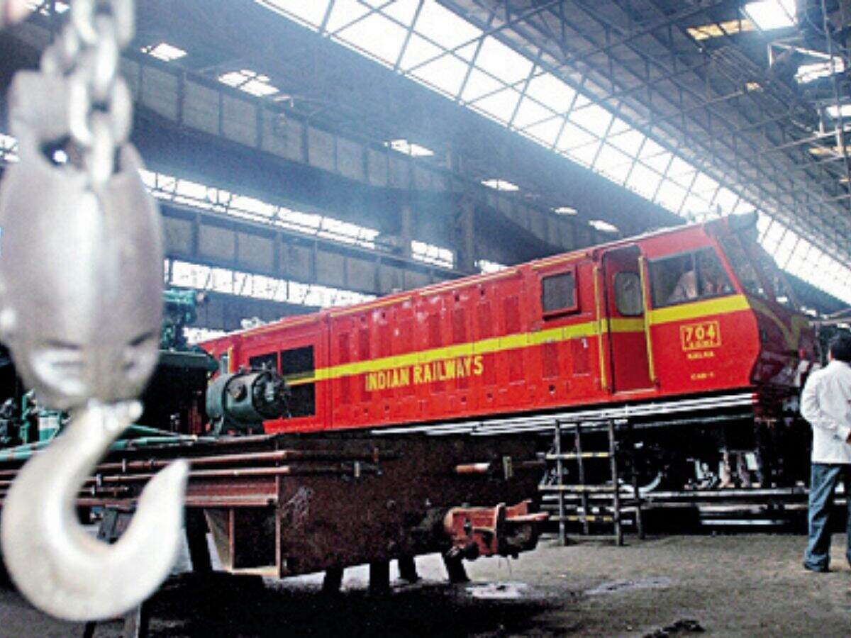 Central Railway technician dies after machine topples on him in Parel  workshop | Mumbai News - Times of India