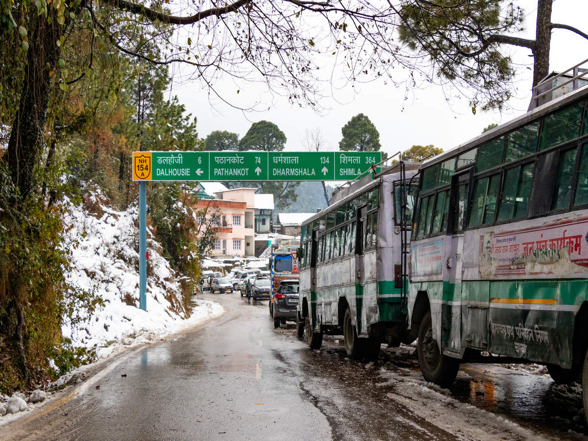 Traffic movement come to a halt on Manali-Leh highway; winter to intensify in higher reaches by Dec 31