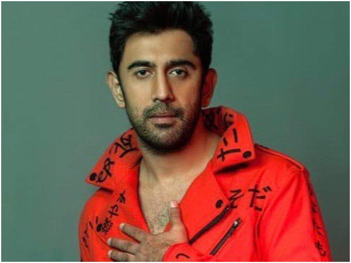 Amit Sadh posts a decadeold picture says he has a lot to be thankful for