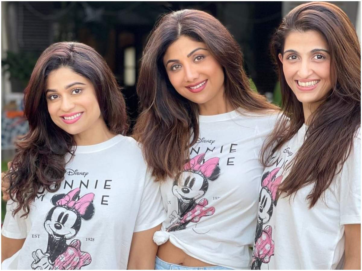 Look, whos giving Shilpa and Shamita Shetty company in this selfie Hindi Movie News picture