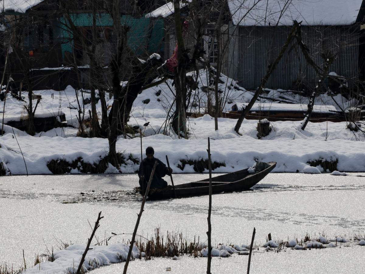 Kashmir's beautiful Dal Lake freezes, Srinagar records coldest night in 30 years