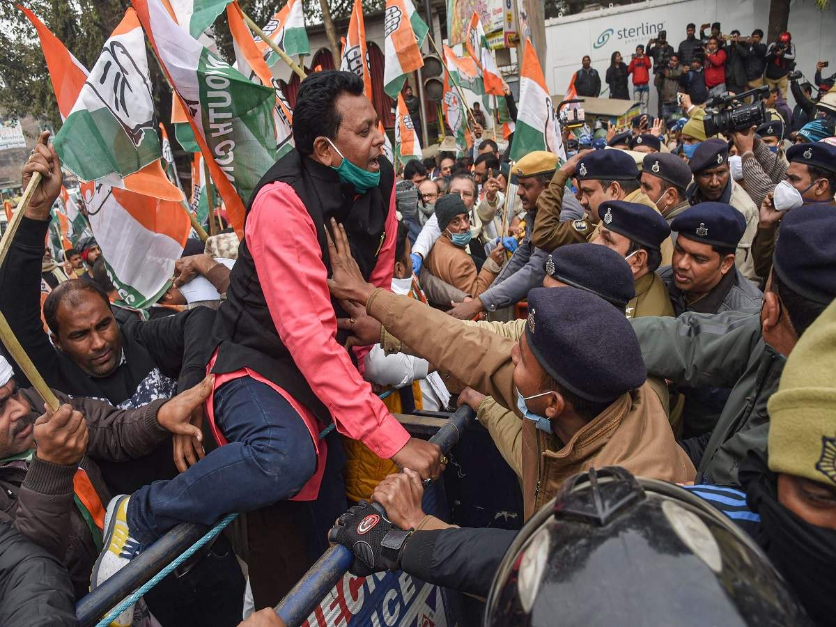  Police personnel try to stop Congress party workers during their protest march against the new farm laws, in Patna. (PTI)