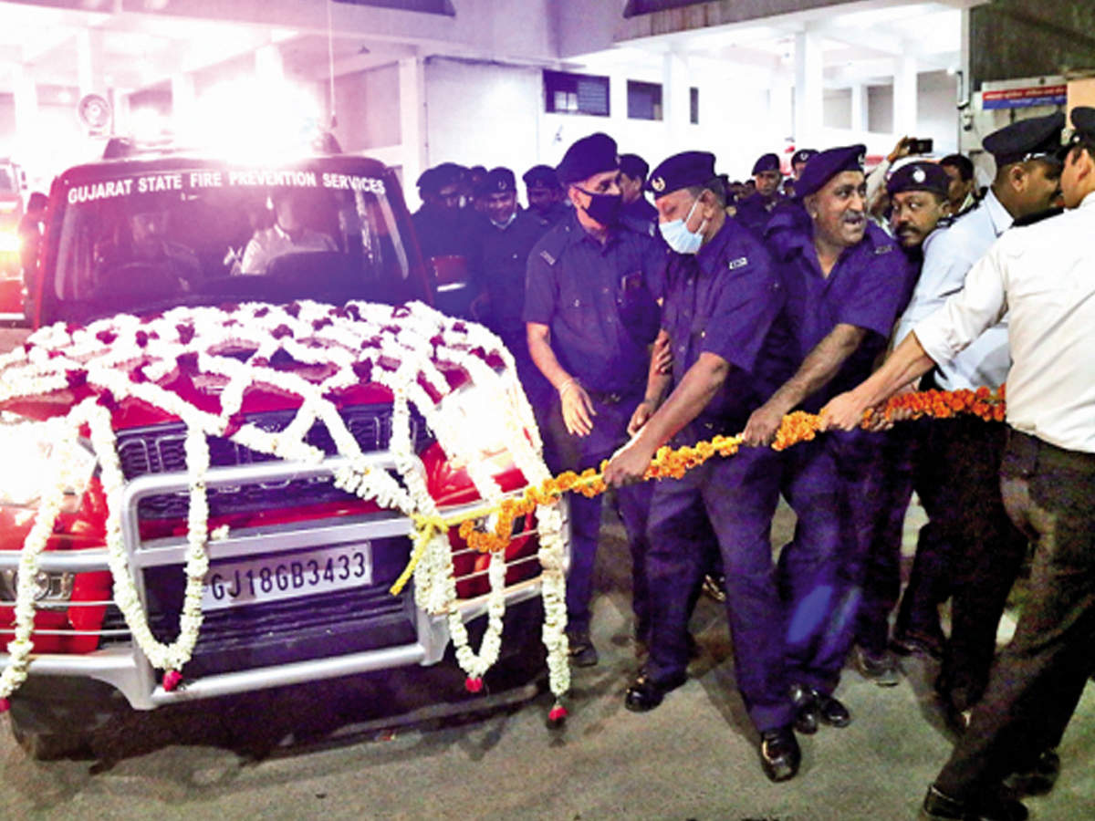  The chief fire officer of Ahmedabad Fire and Emergency Services, M F Dastoor was given a grand farewell at the Jamalpur fire station on Sunday
