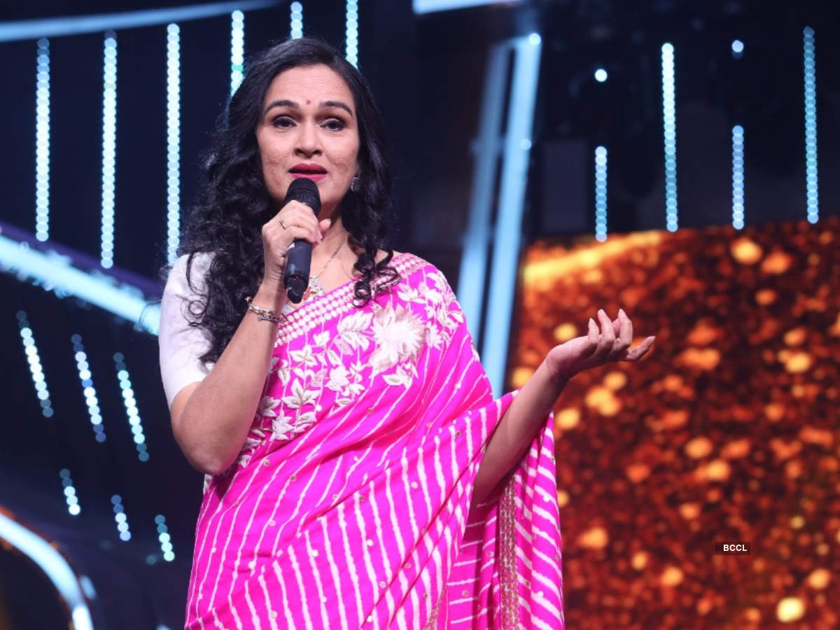 Indian Idol 12 Padmini Kolhapure Reveals When Rishi Kapoor Saved Her Twice From Fire Hazards Times Of India